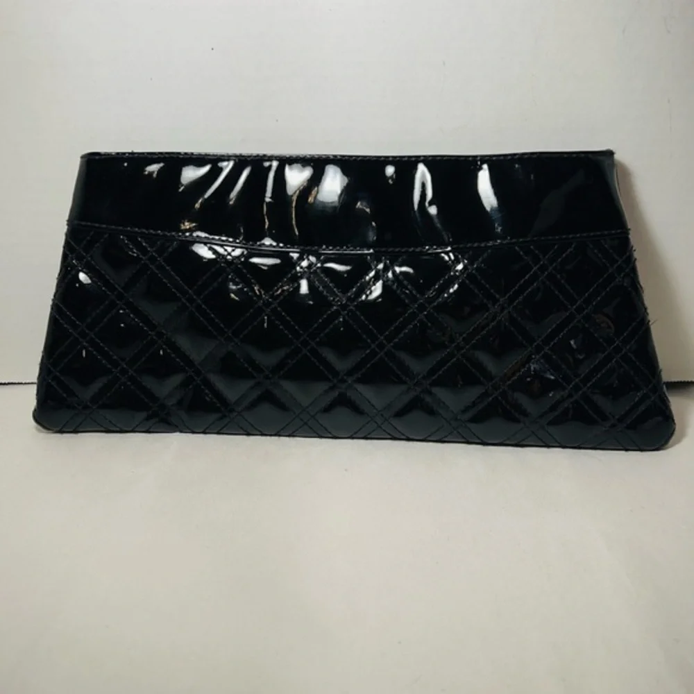 Murval snap closure clutch